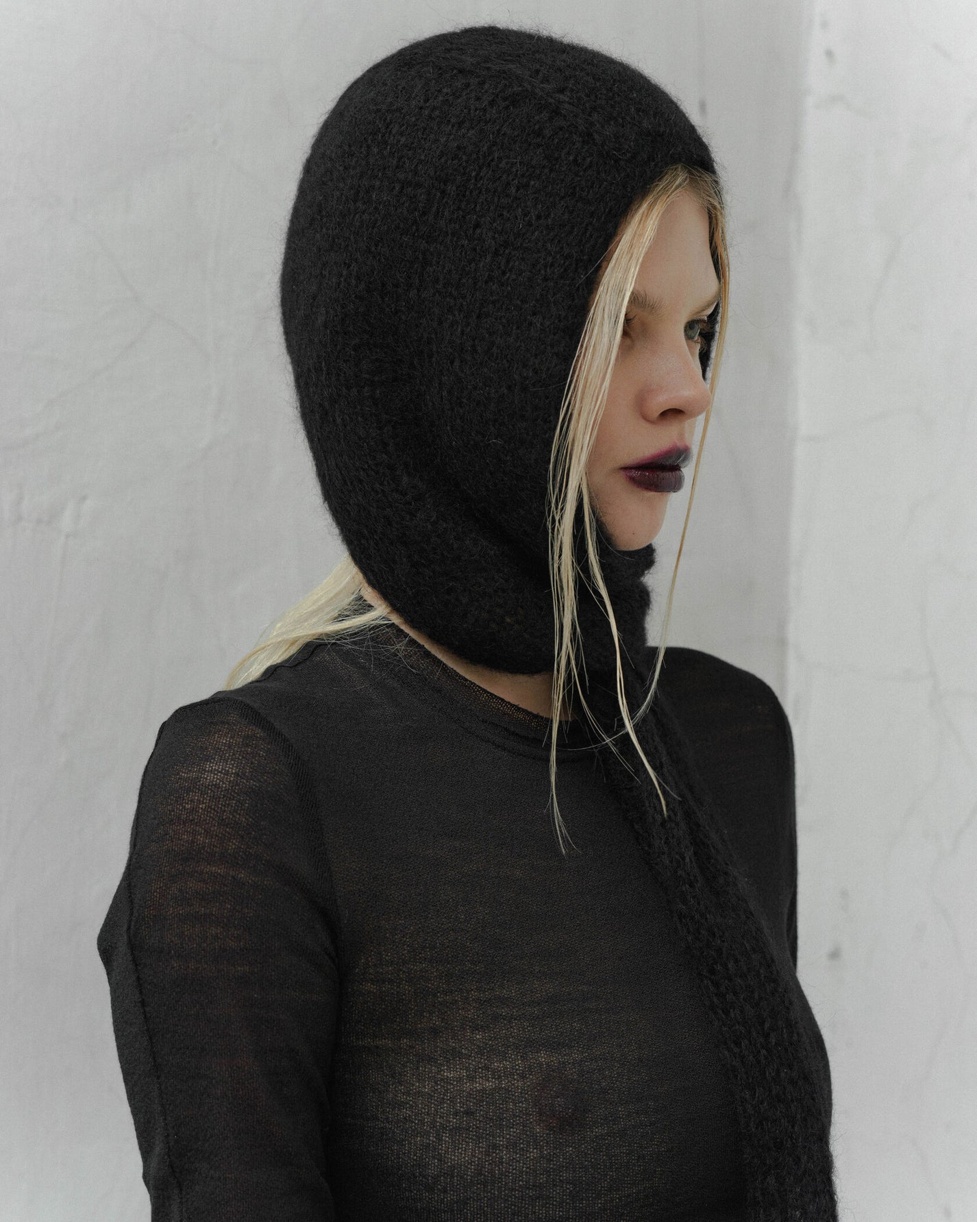 HANDCRAFTED KID SILKHASE MOHAIR HOODED SCARF IN BLACK