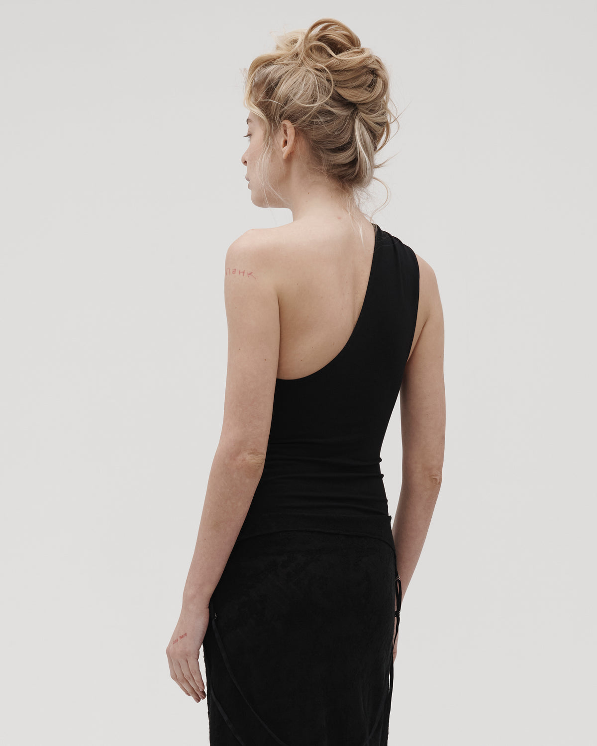 SINGLE-SHOULDER TOP