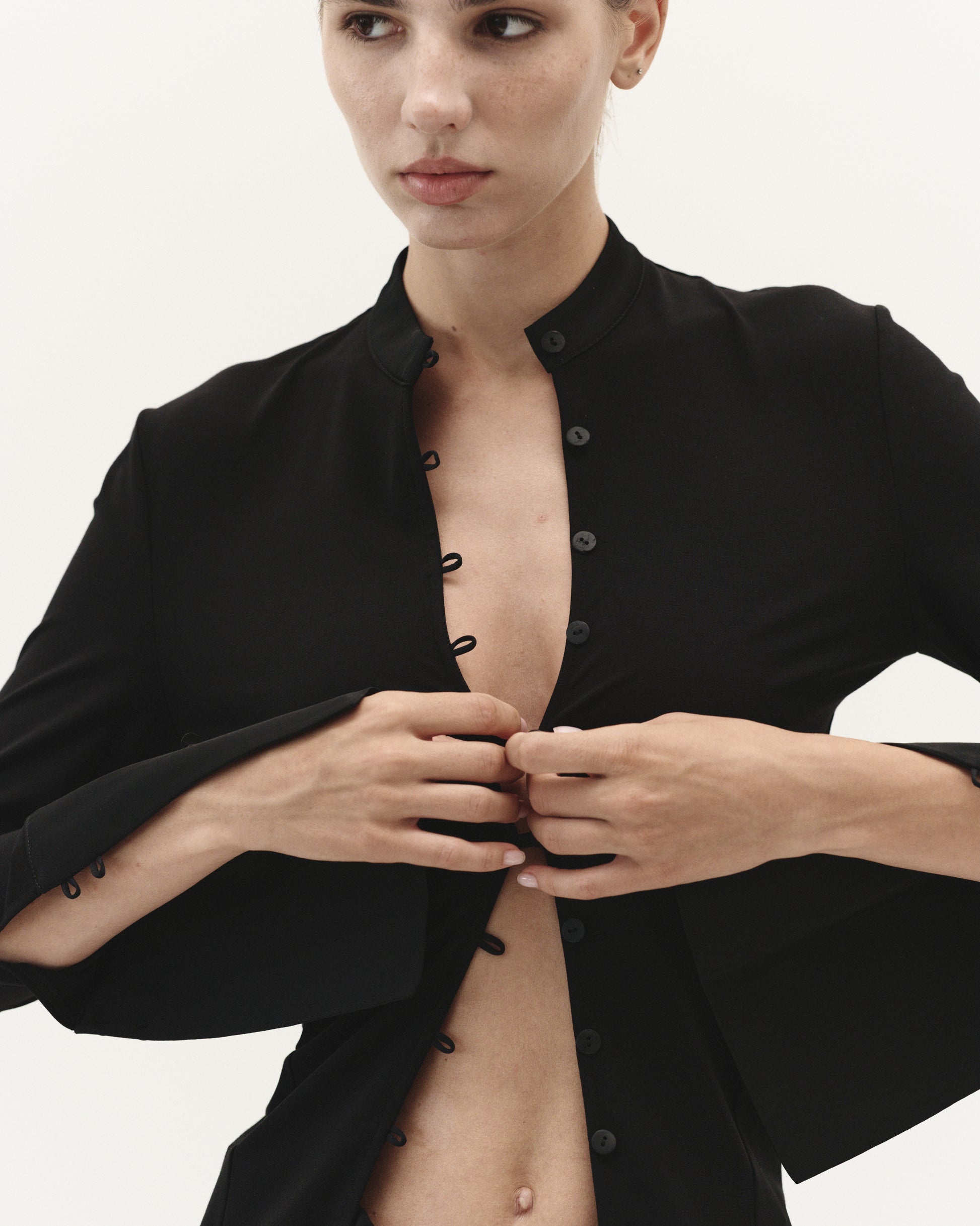CUFF TOP IN BLACK