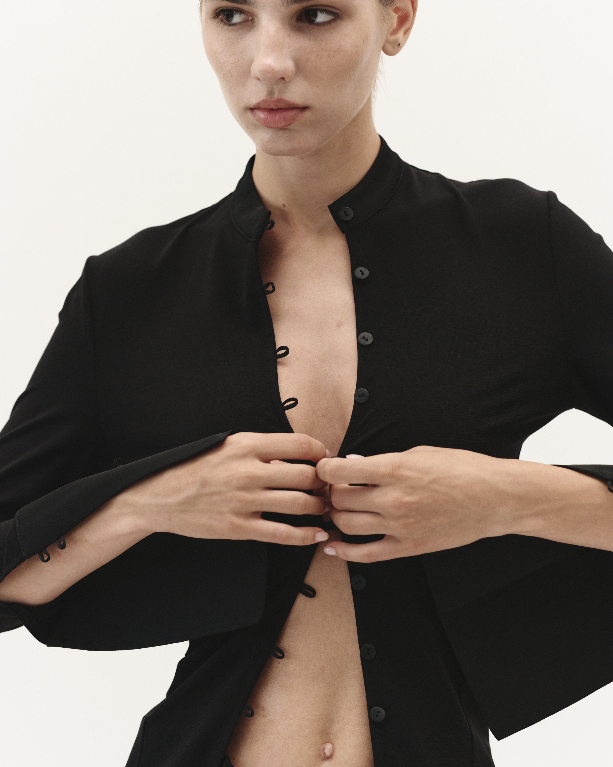 CUFF TOP IN BLACK