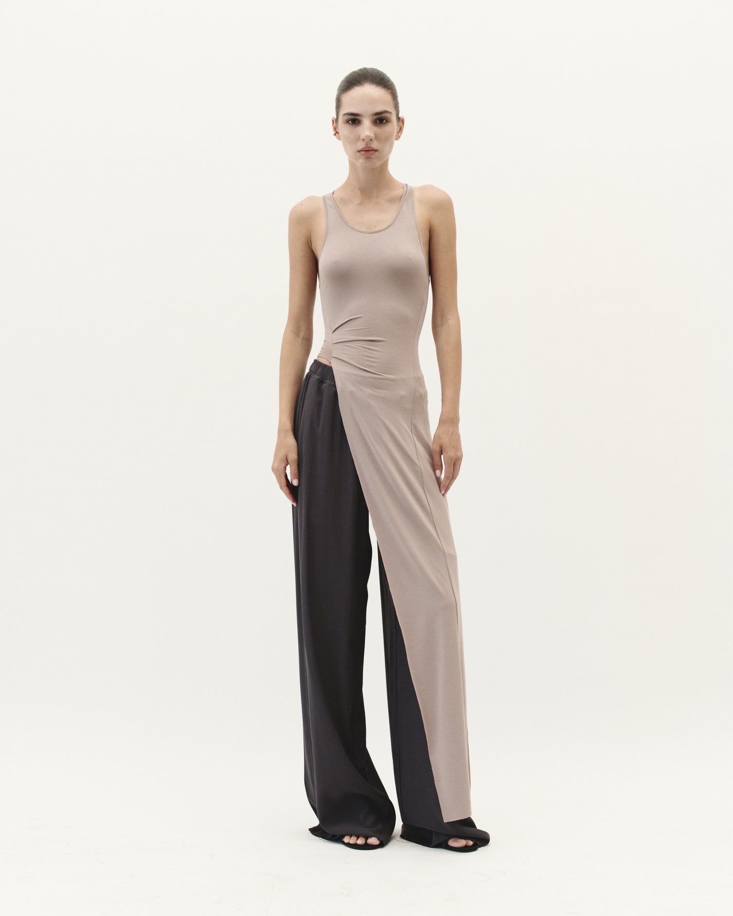 TOP WITH ELONGATED DETAIL IN DUST BEIGE