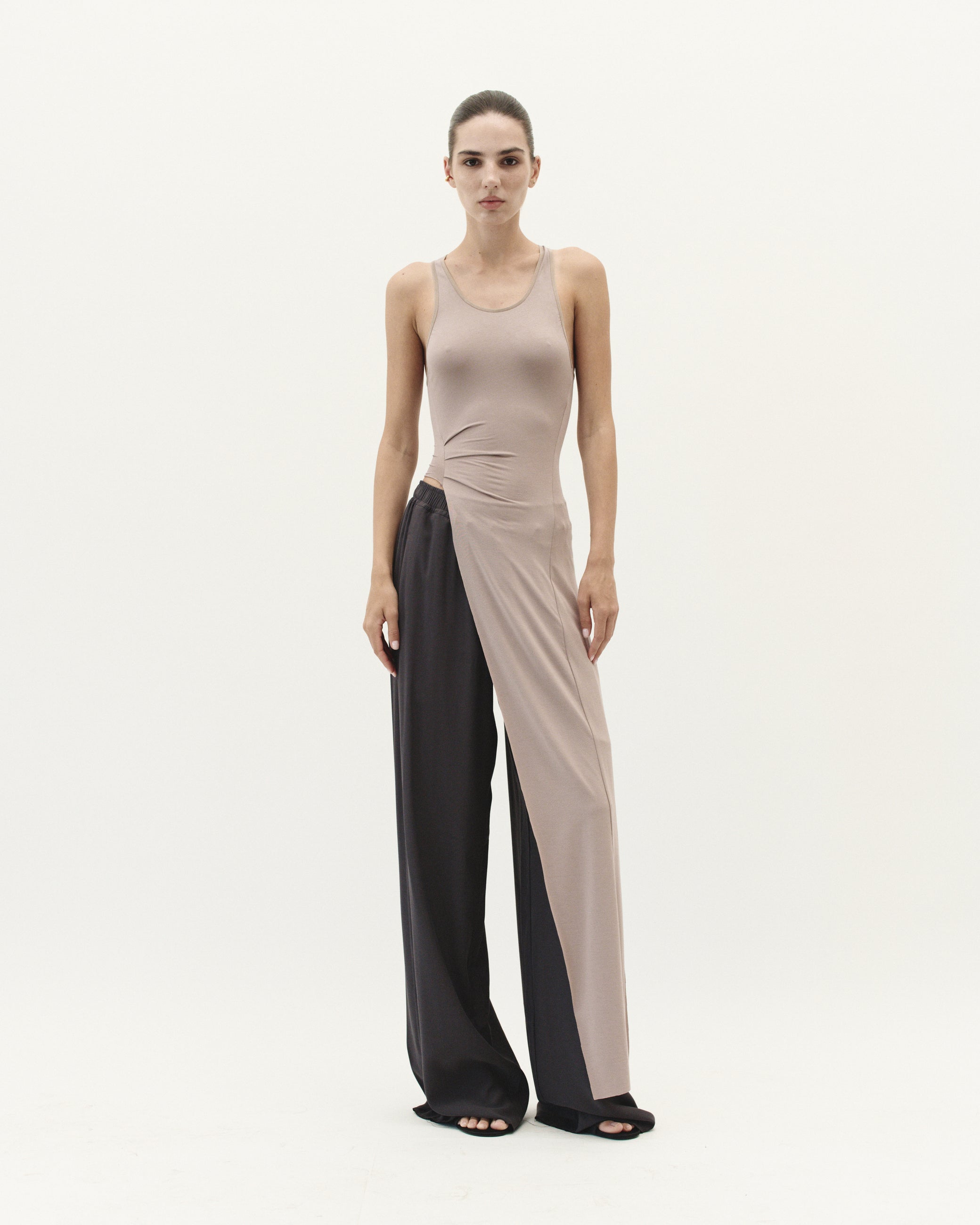 TOP WITH ELONGATED DETAIL IN DUST BEIGE