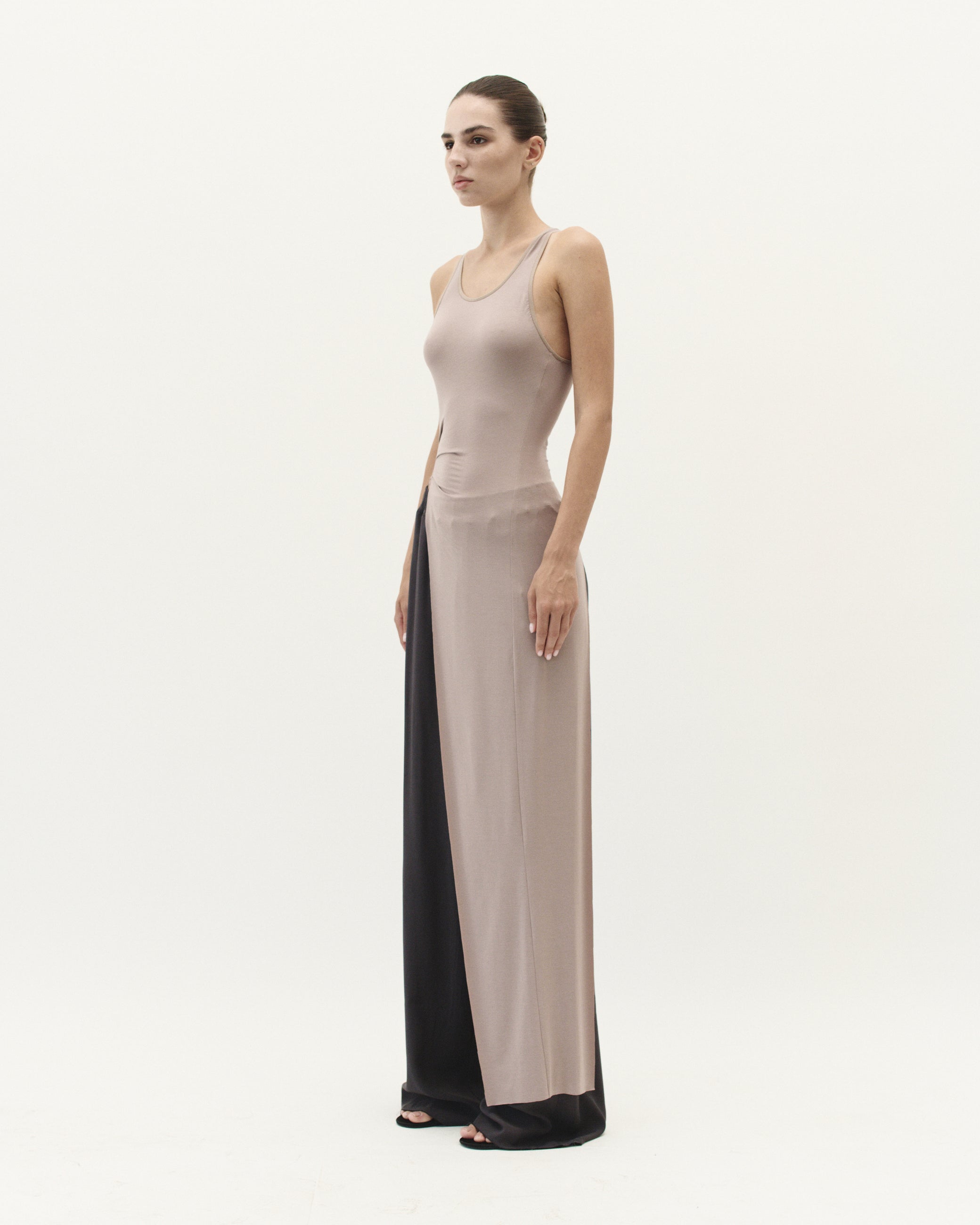 TOP WITH ELONGATED DETAIL IN DUST BEIGE