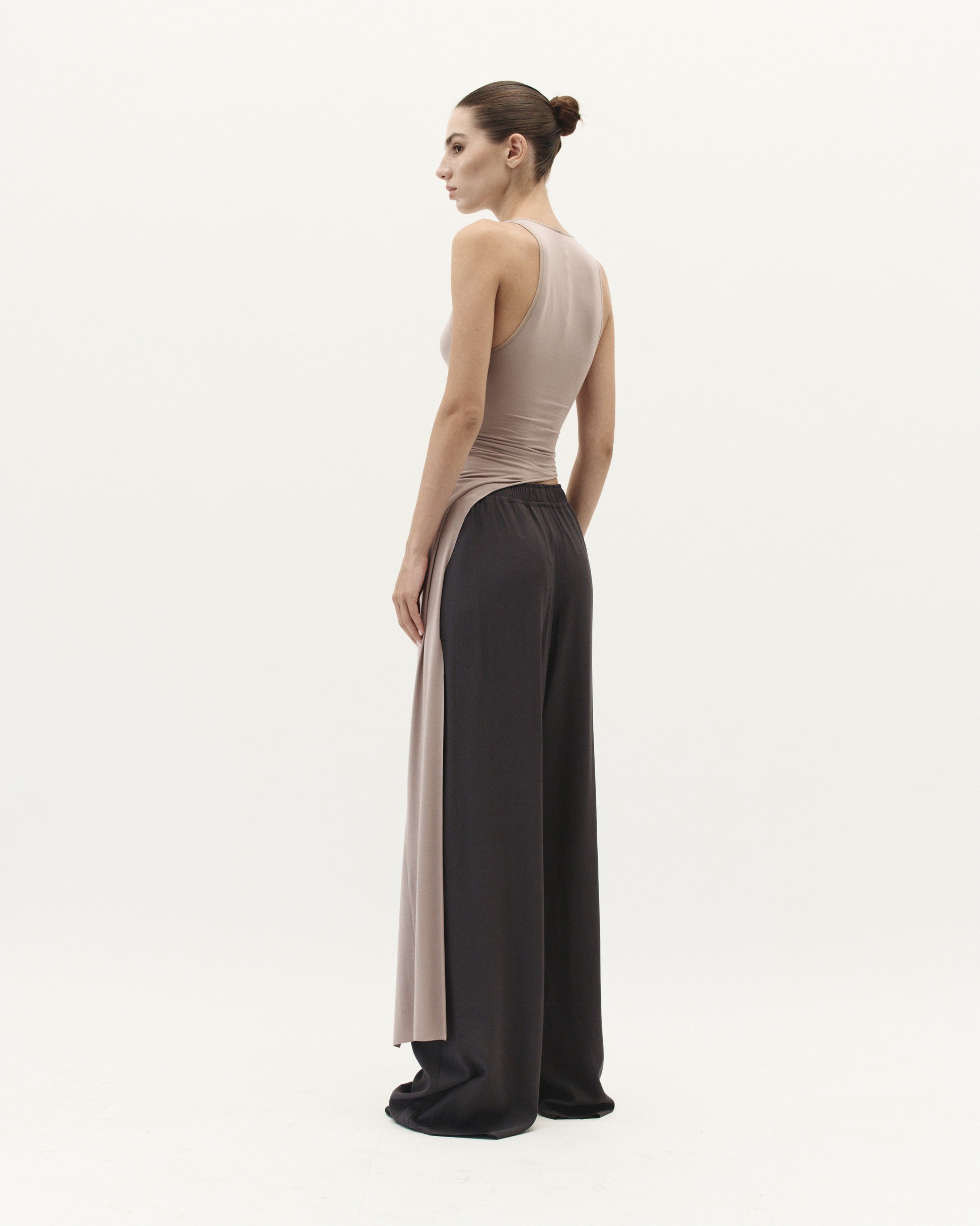 TOP WITH ELONGATED DETAIL IN DUST BEIGE
