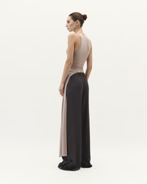 TOP WITH ELONGATED DETAIL IN DUST BEIGE