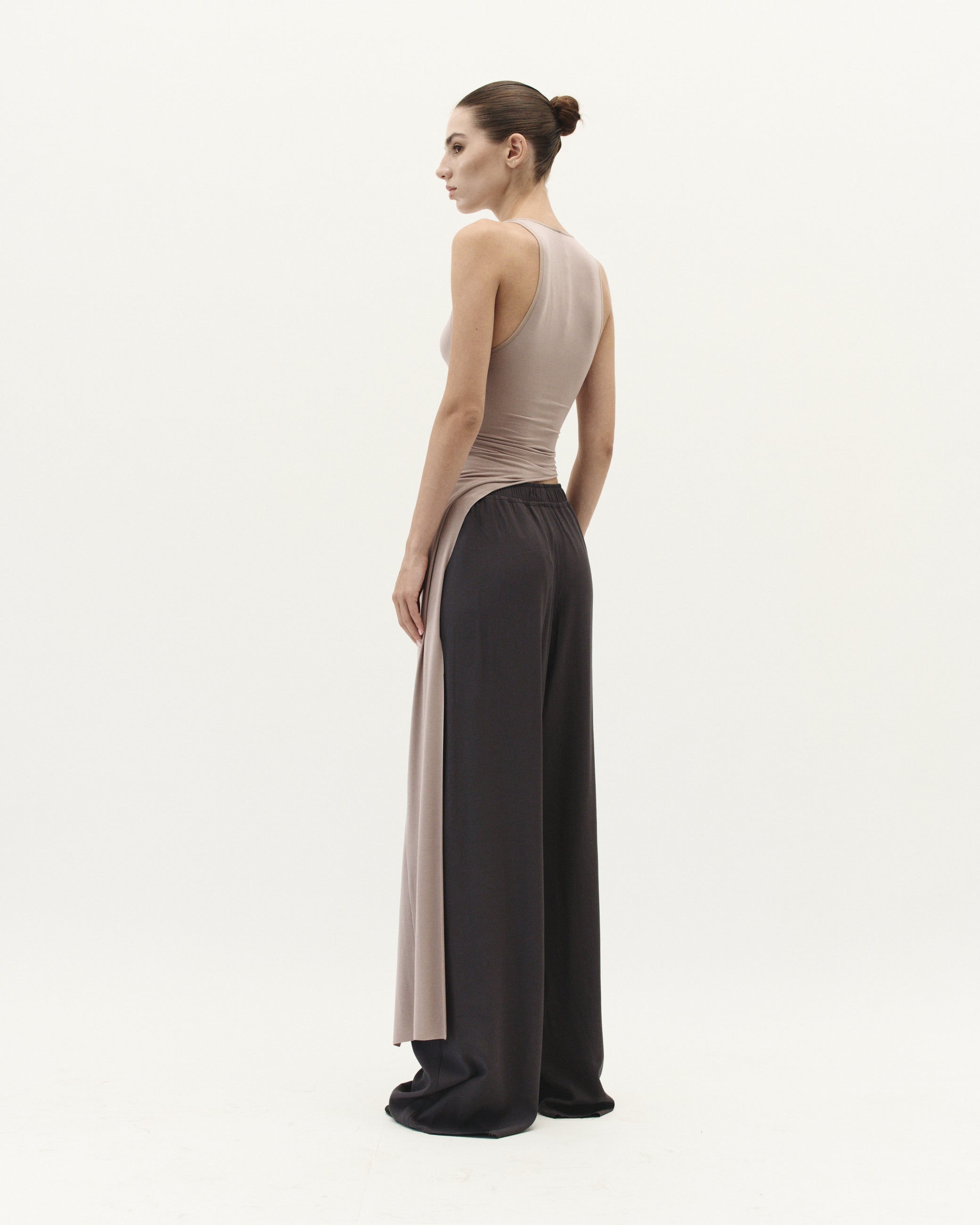 TOP WITH ELONGATED DETAIL IN DUST BEIGE