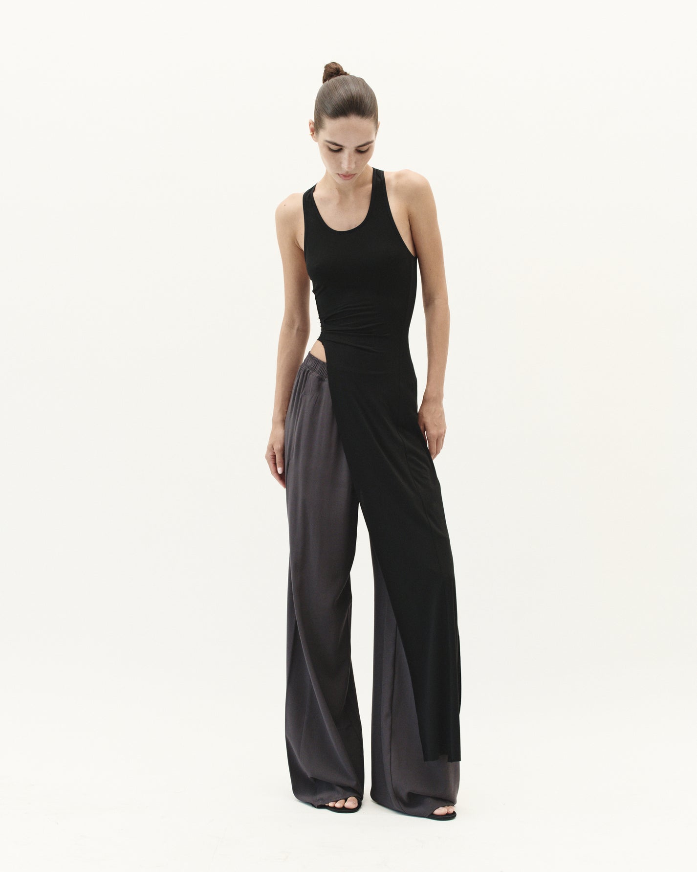 TOP WITH ELONGATED DETAIL IN BLACK