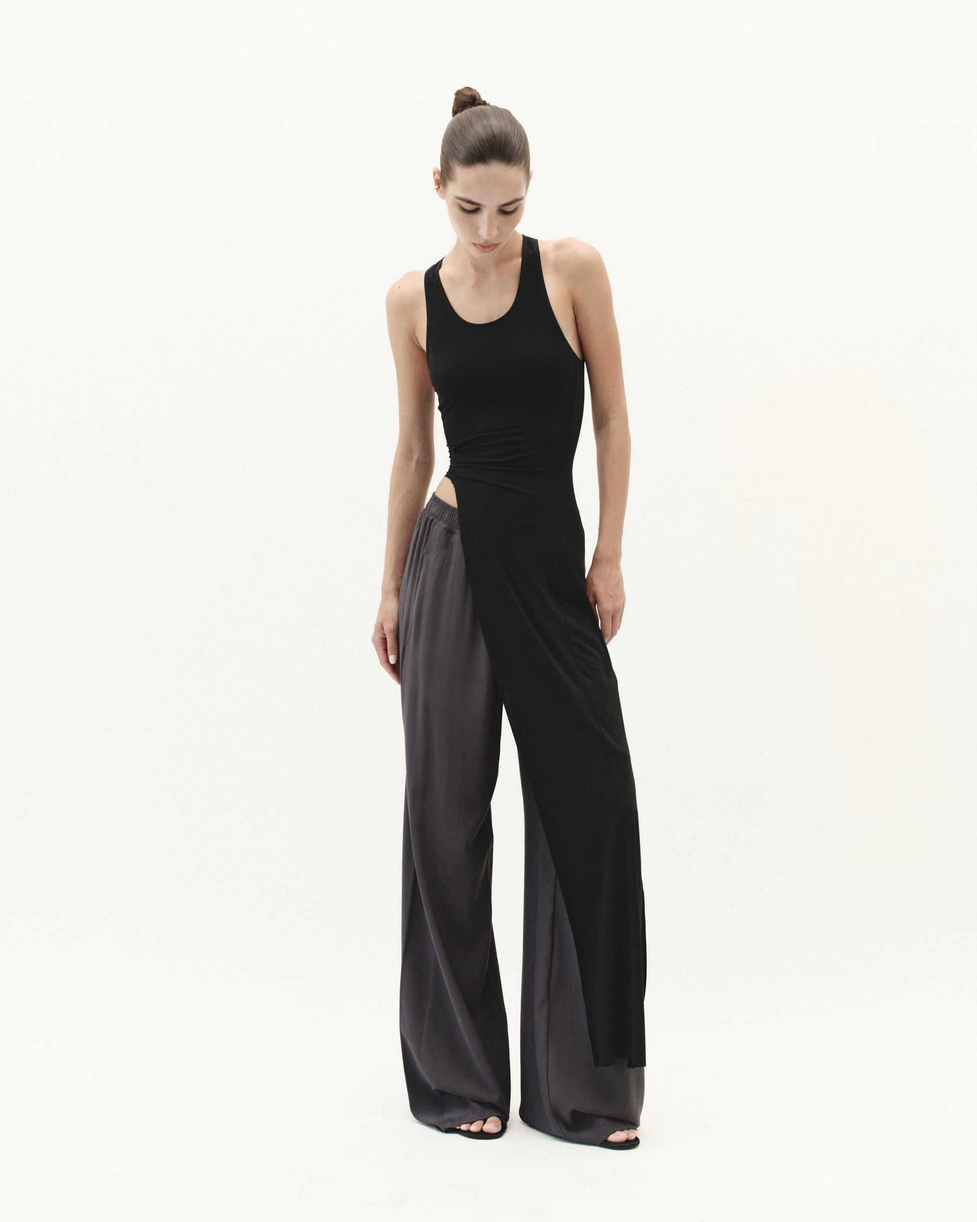 TOP WITH ELONGATED DETAIL IN BLACK