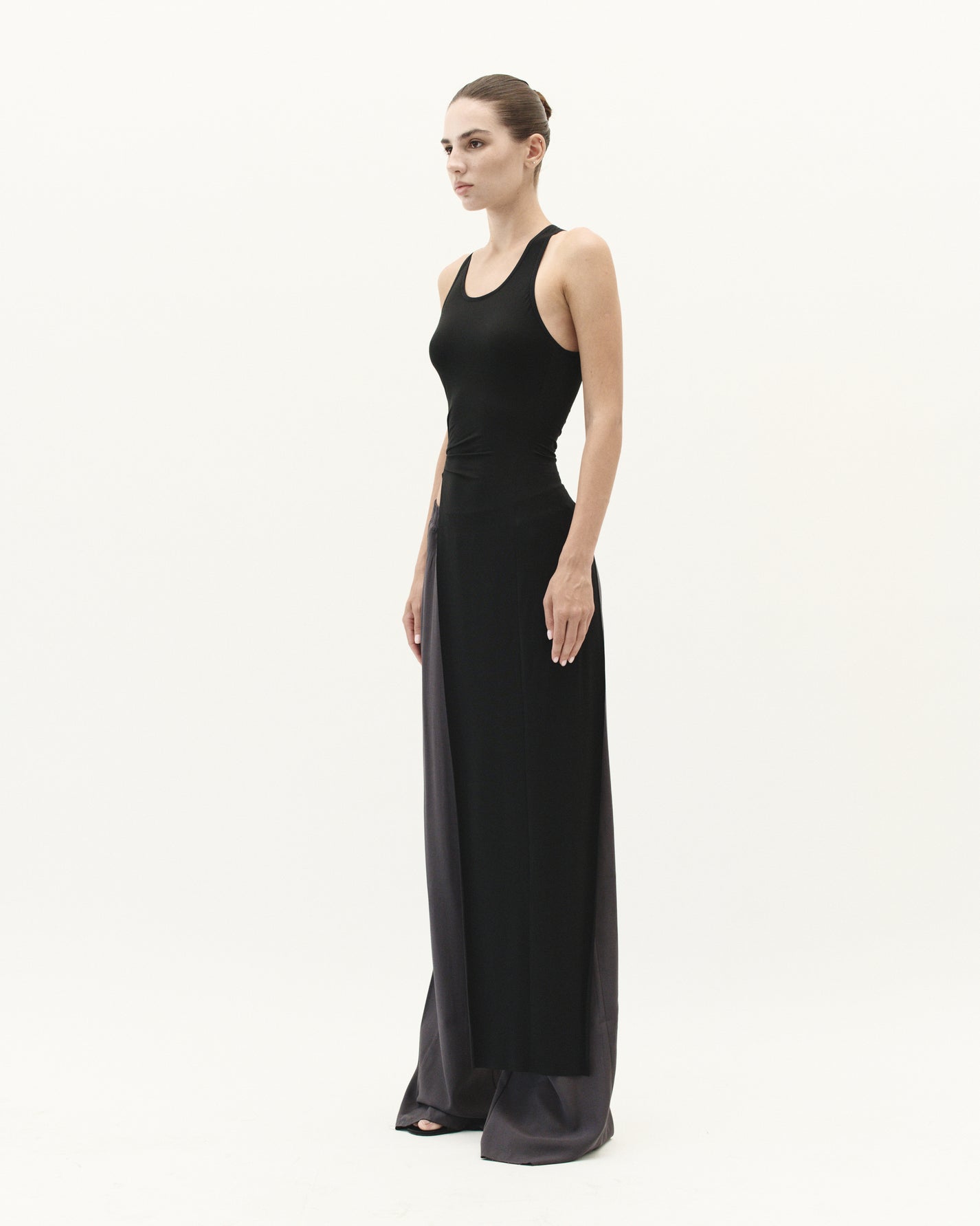 TOP WITH ELONGATED DETAIL IN BLACK