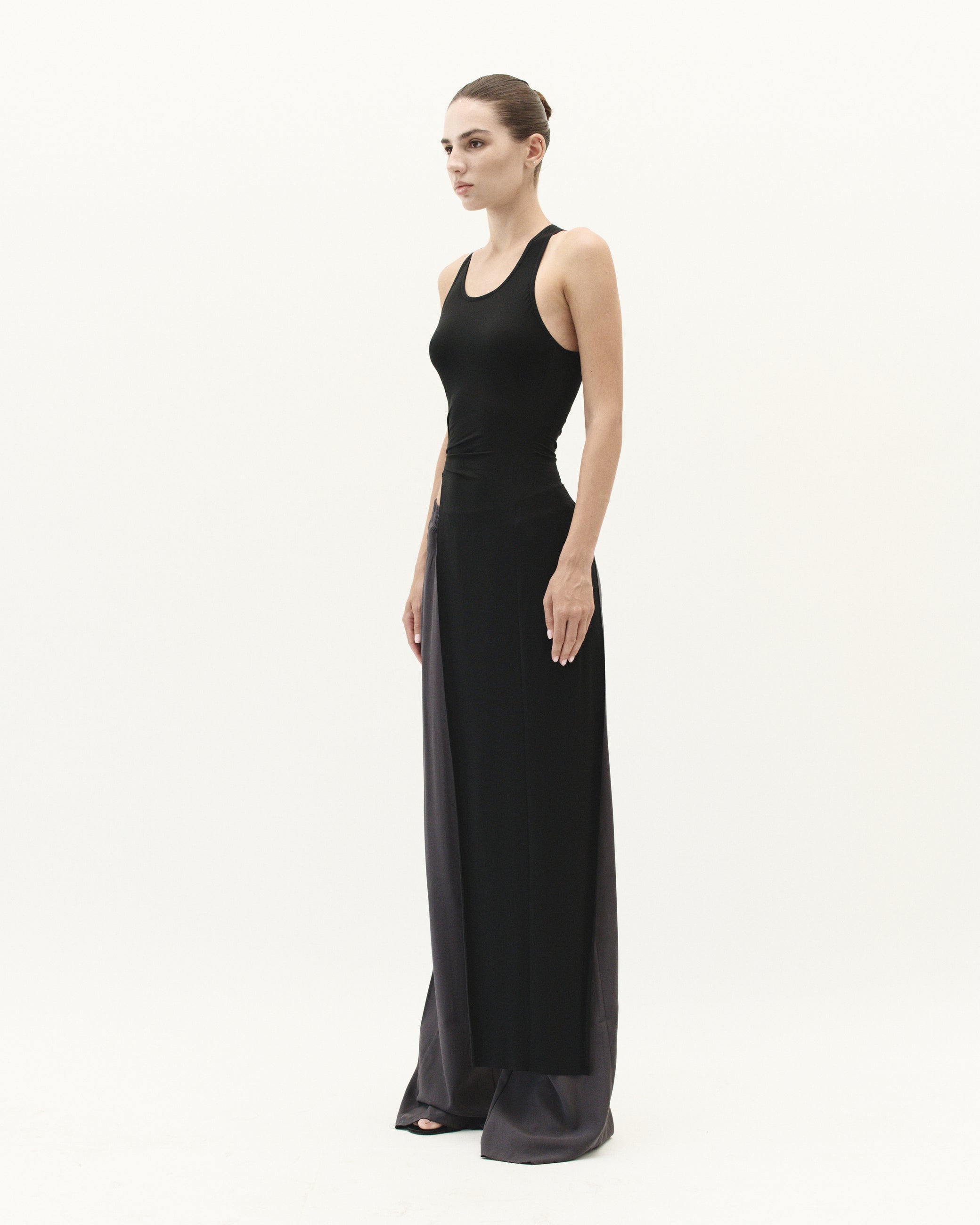 TOP WITH ELONGATED DETAIL IN BLACK