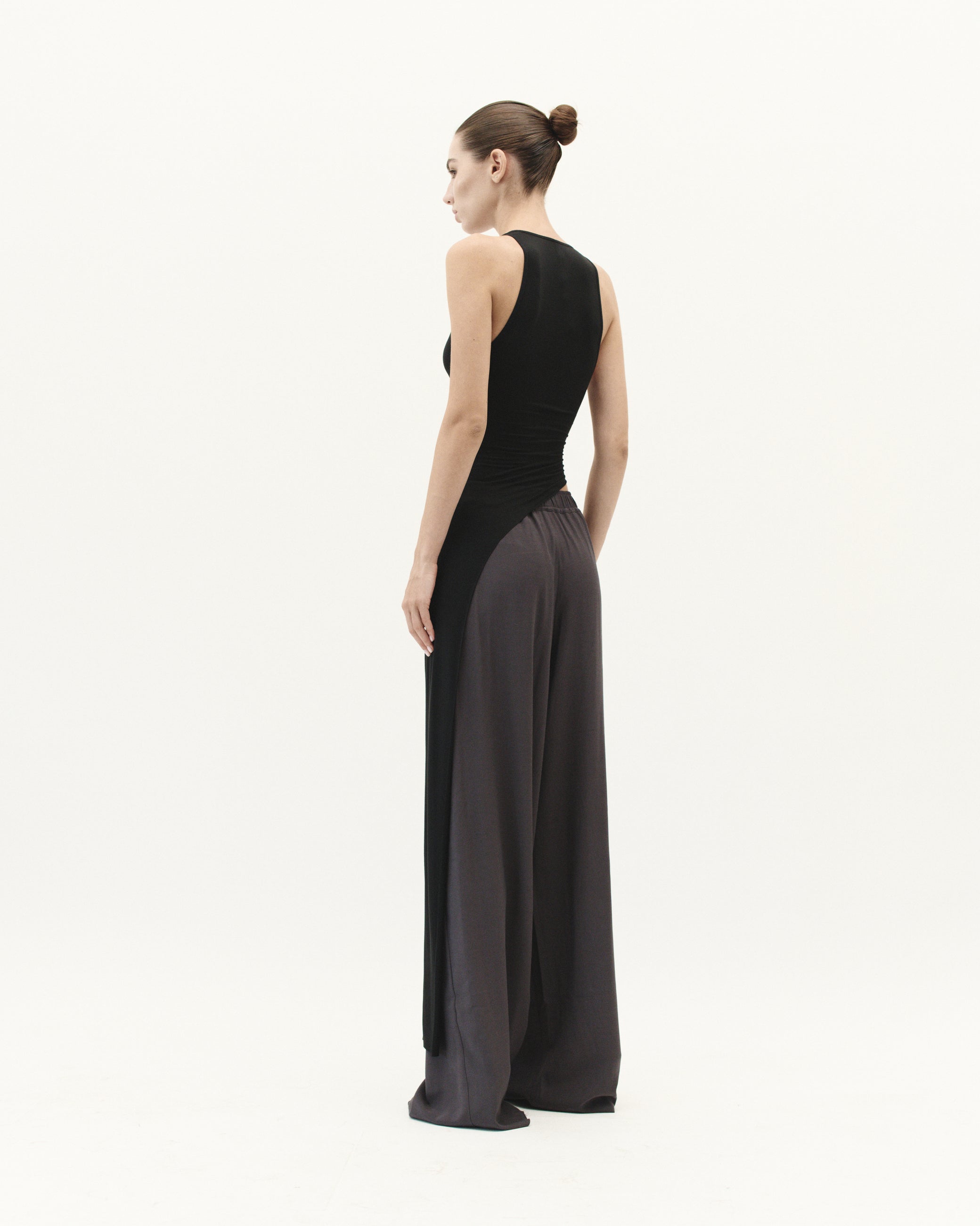 TOP WITH ELONGATED DETAIL IN BLACK