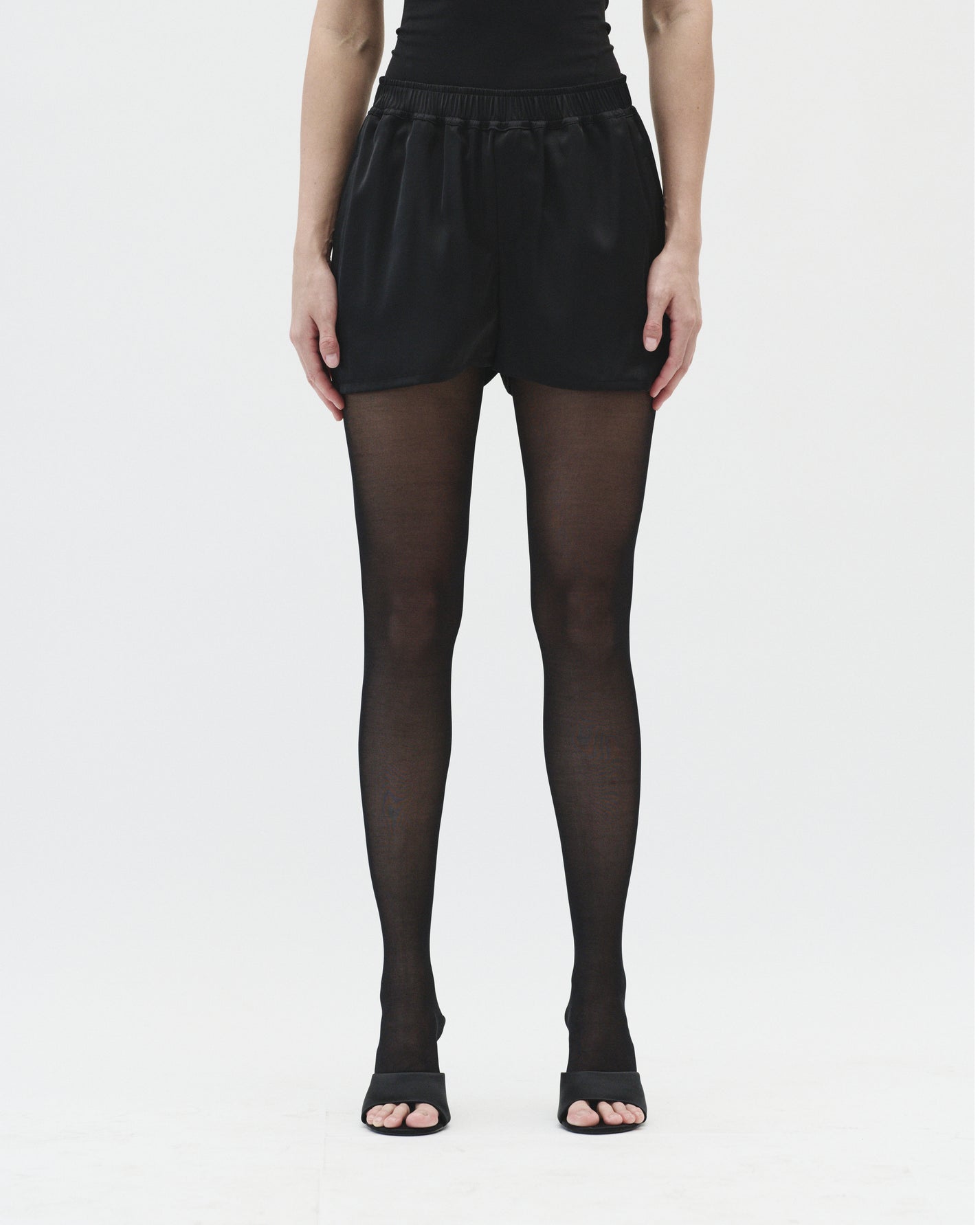 CHILL-FIT SHORTS IN BLACK