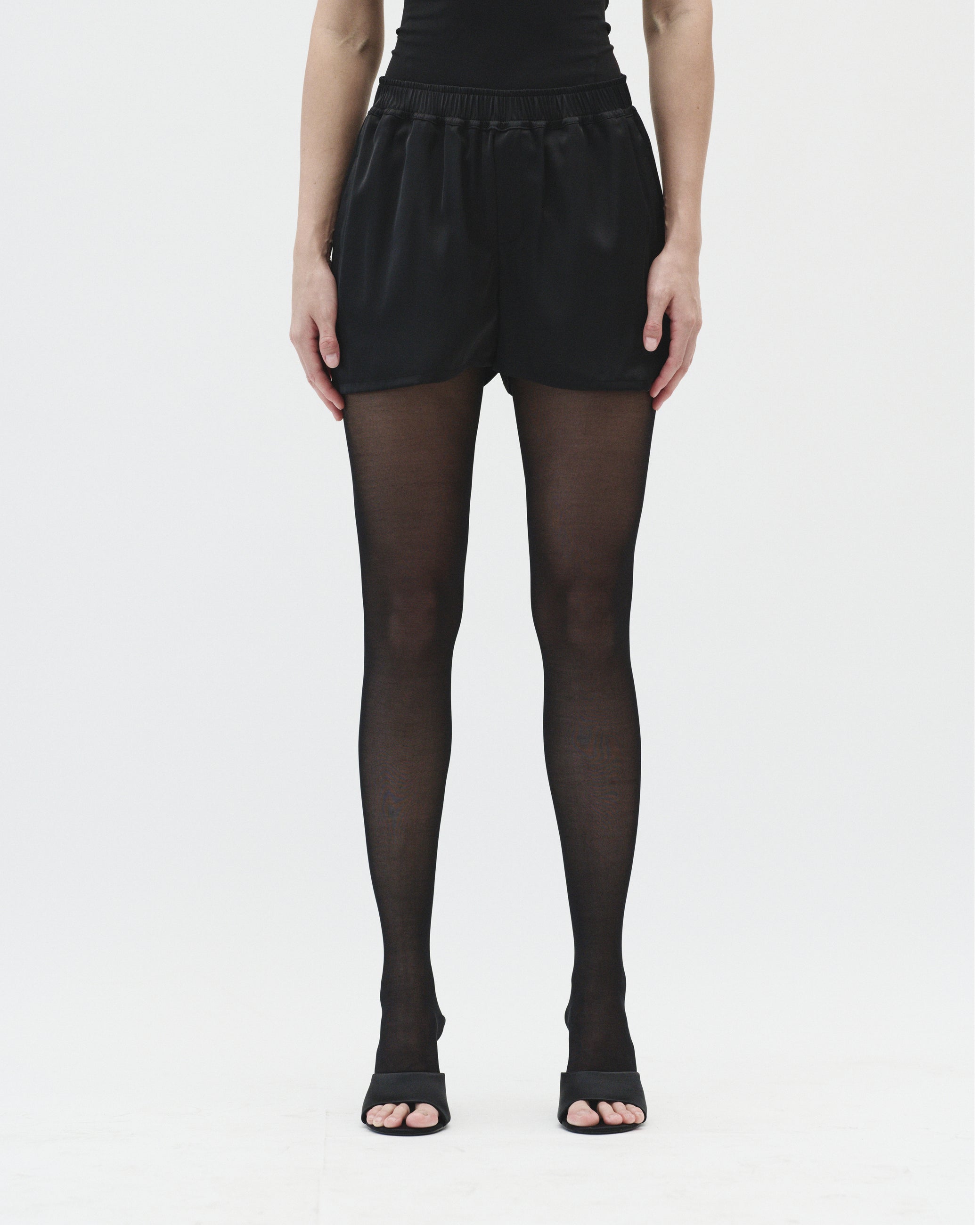 CHILL-FIT SHORTS IN BLACK