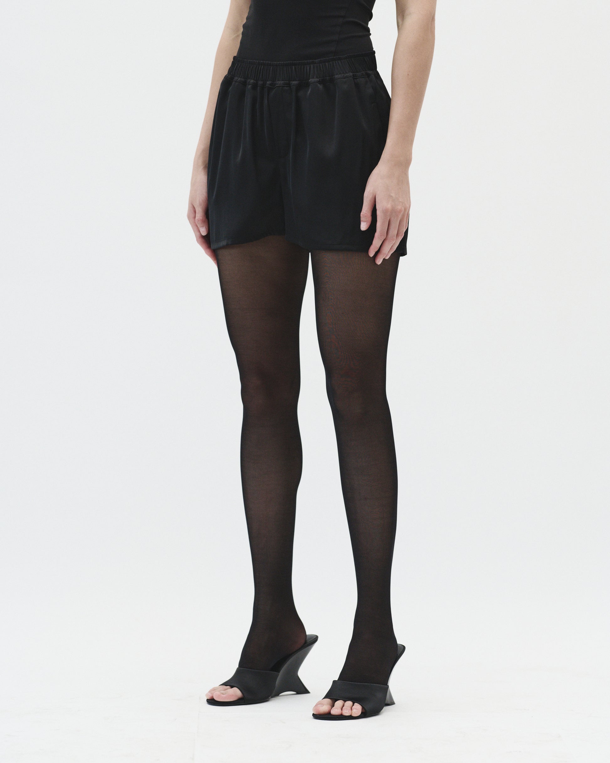 CHILL-FIT SHORTS IN BLACK
