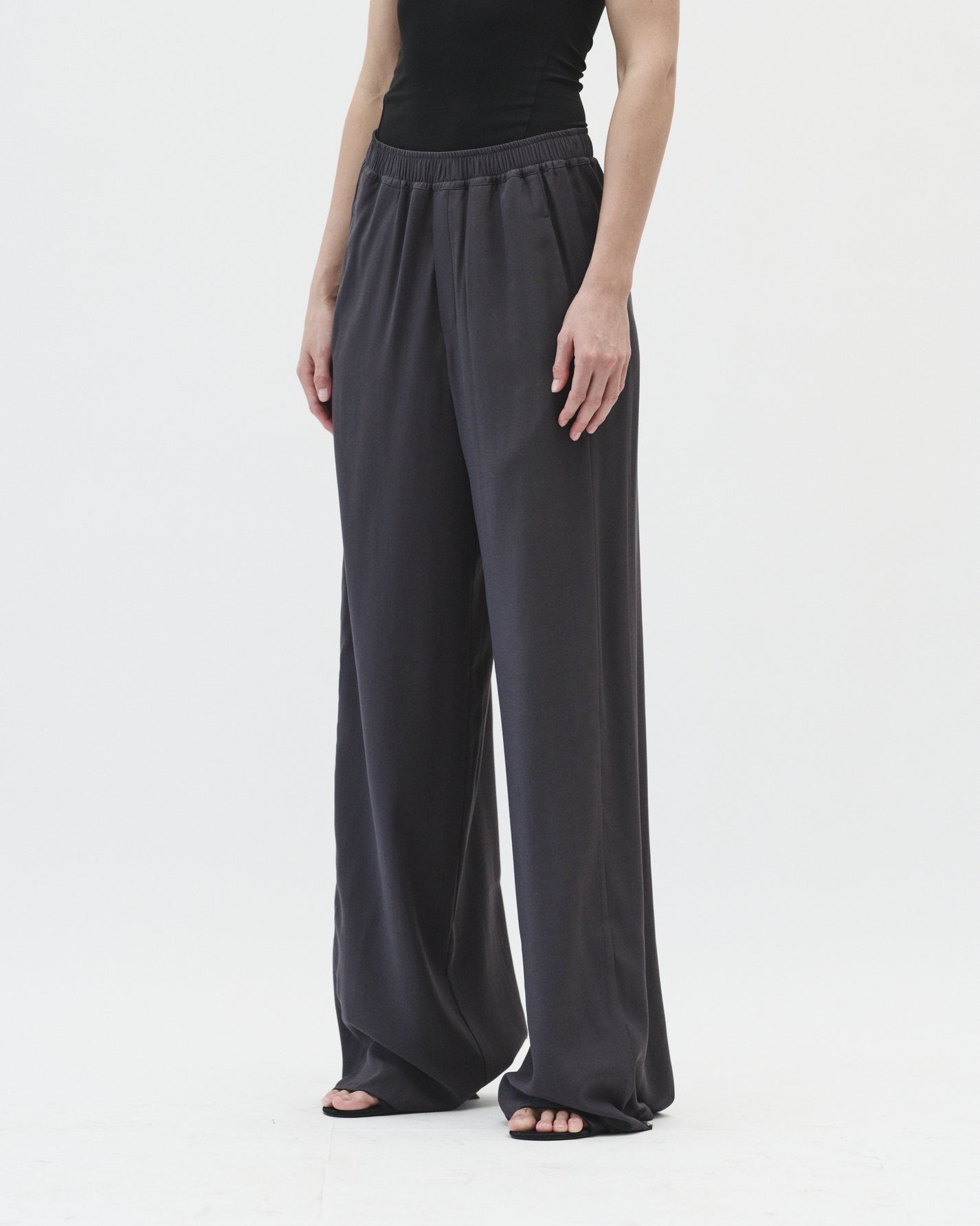 CHILL-FIT PANTS IN DUST GREY