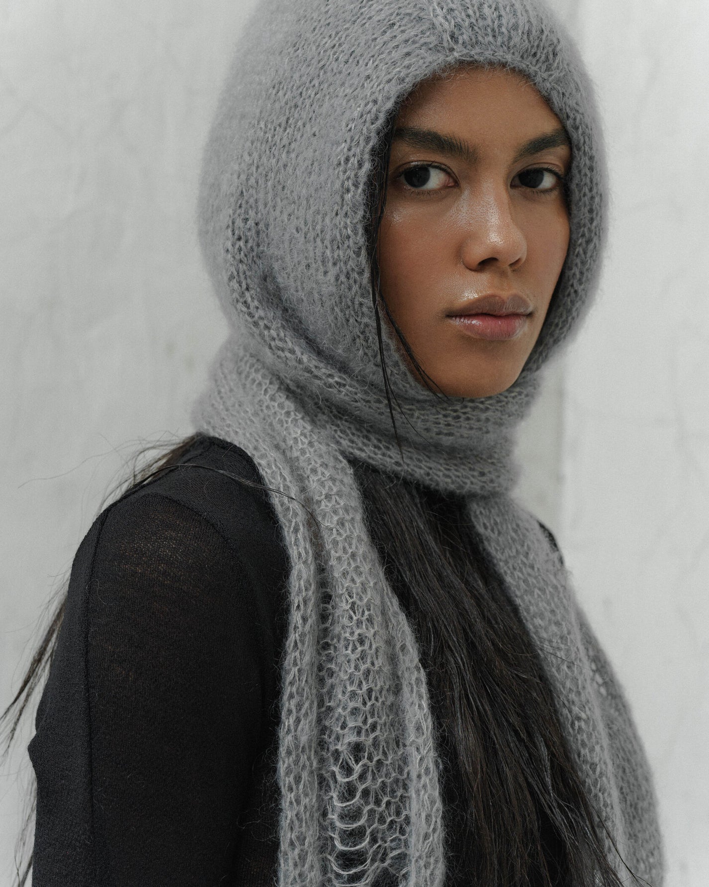 HANDCRAFTED KID SILKHASE MOHAIR HOODED SCARF IN GREY