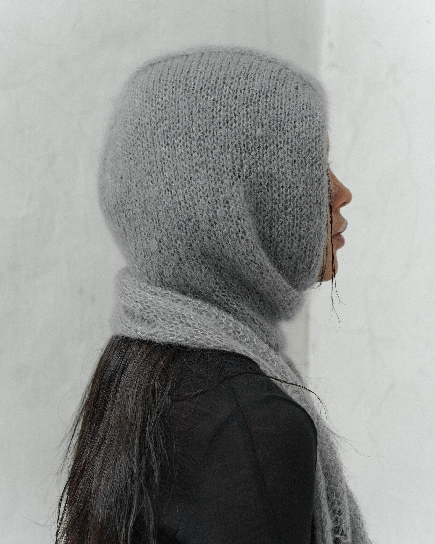 HANDCRAFTED KID SILKHASE MOHAIR HOODED SCARF IN GREY