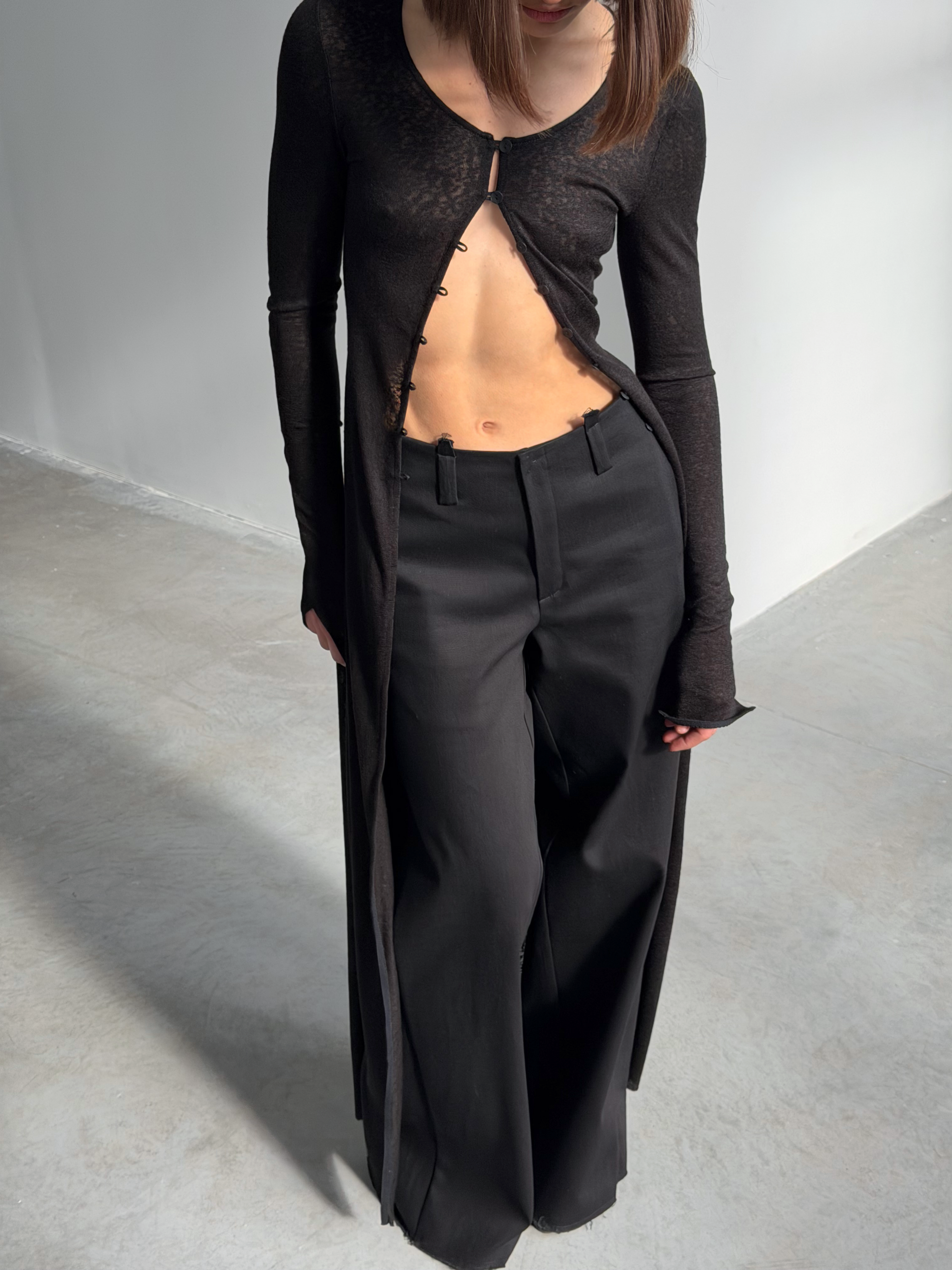 FULL LONG BUTTONED TOP IN BLACK