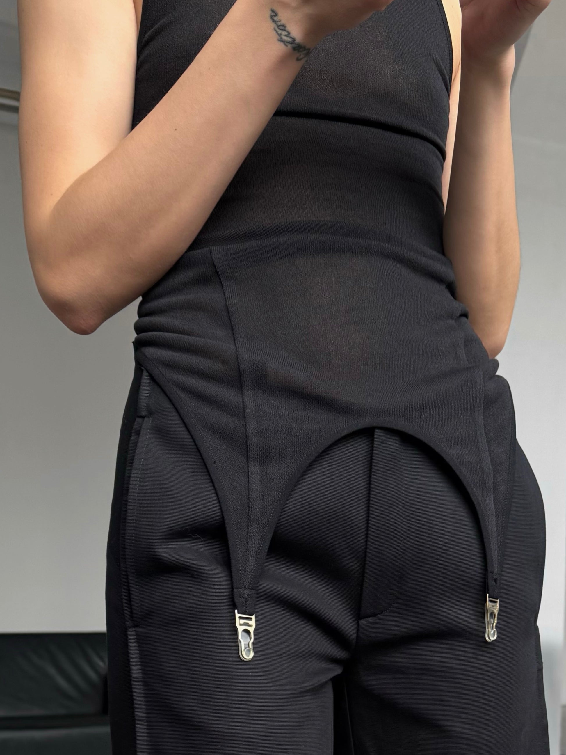FASTEN ME TOP IN BLACK