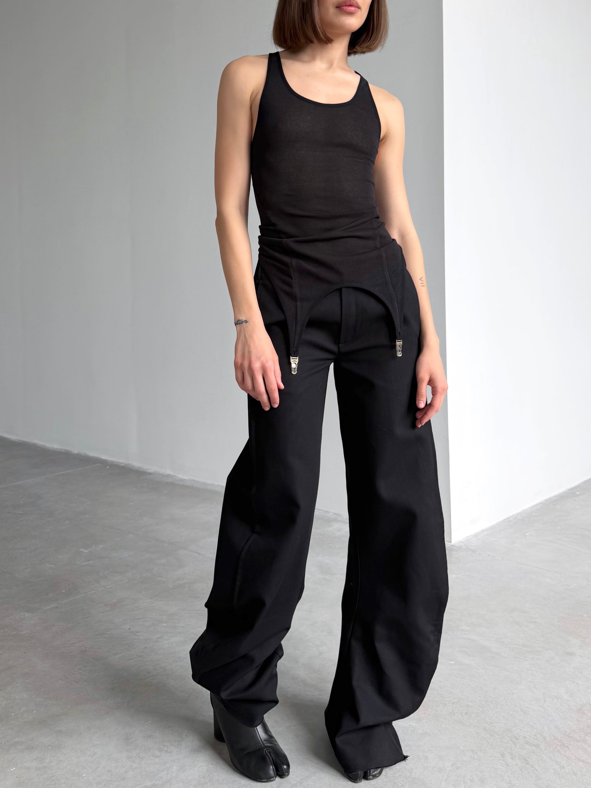 FASTEN ME TOP IN BLACK
