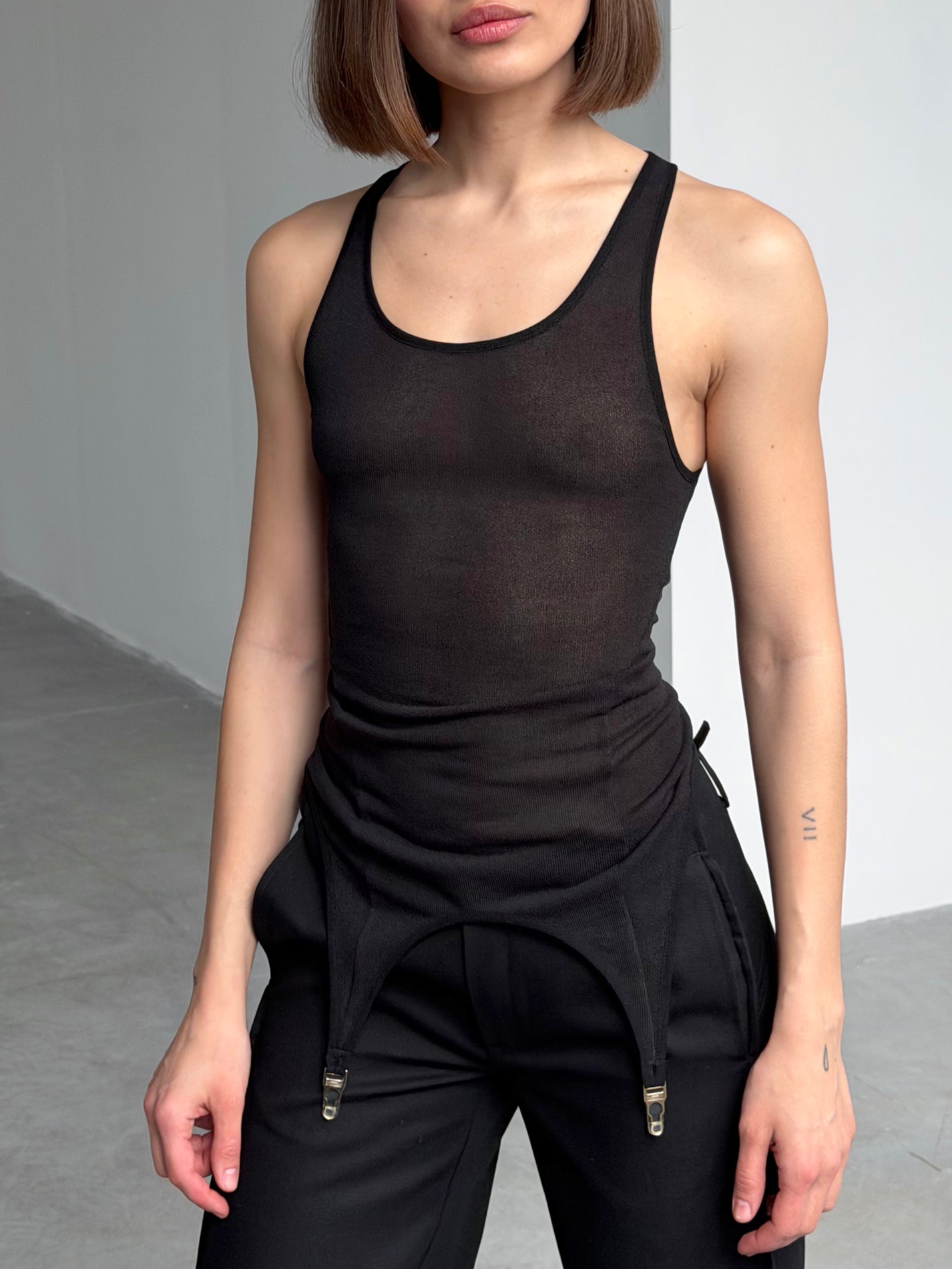 FASTEN ME TOP IN BLACK