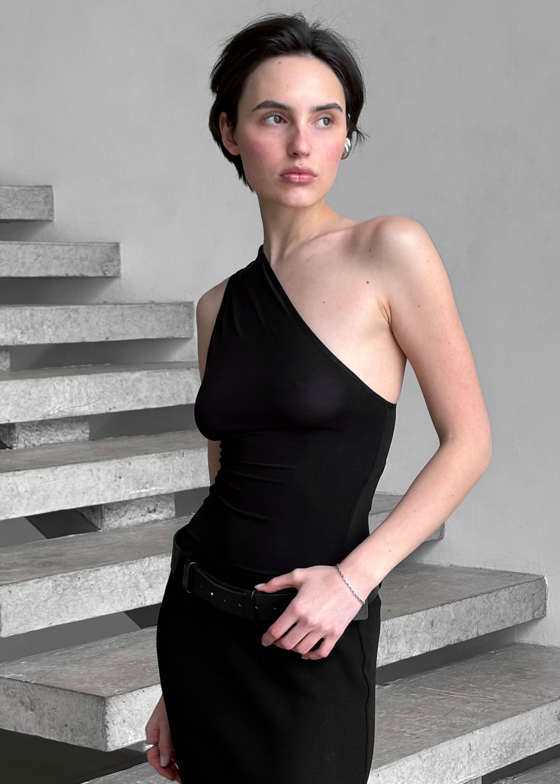 SEMI-SHEER SINGLE-SHOULDER TOP