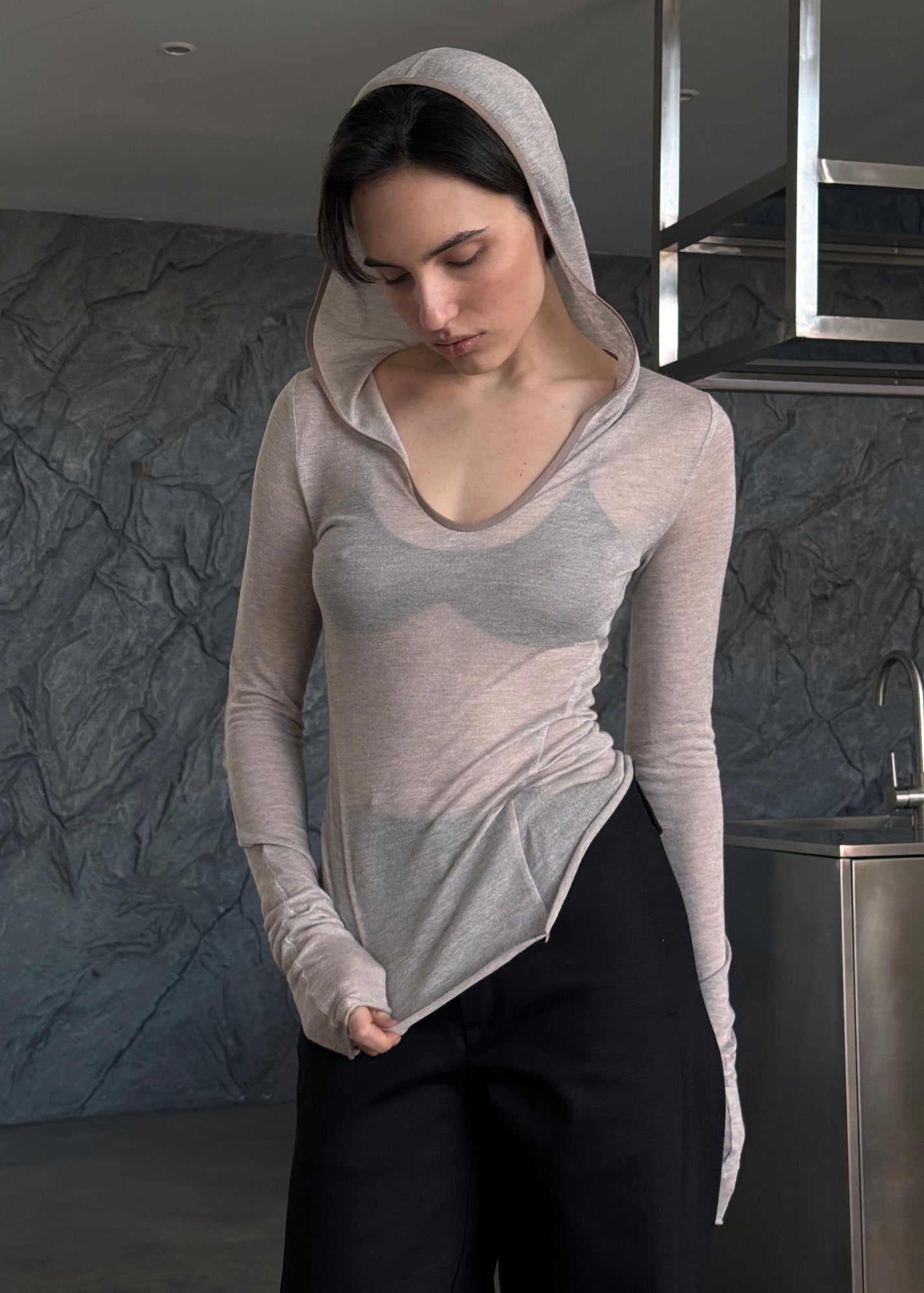 HOODED LONGSLEEVE IN DUST TAN