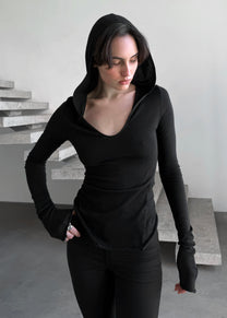 HOODED LONGSLEEVE IN BLACK