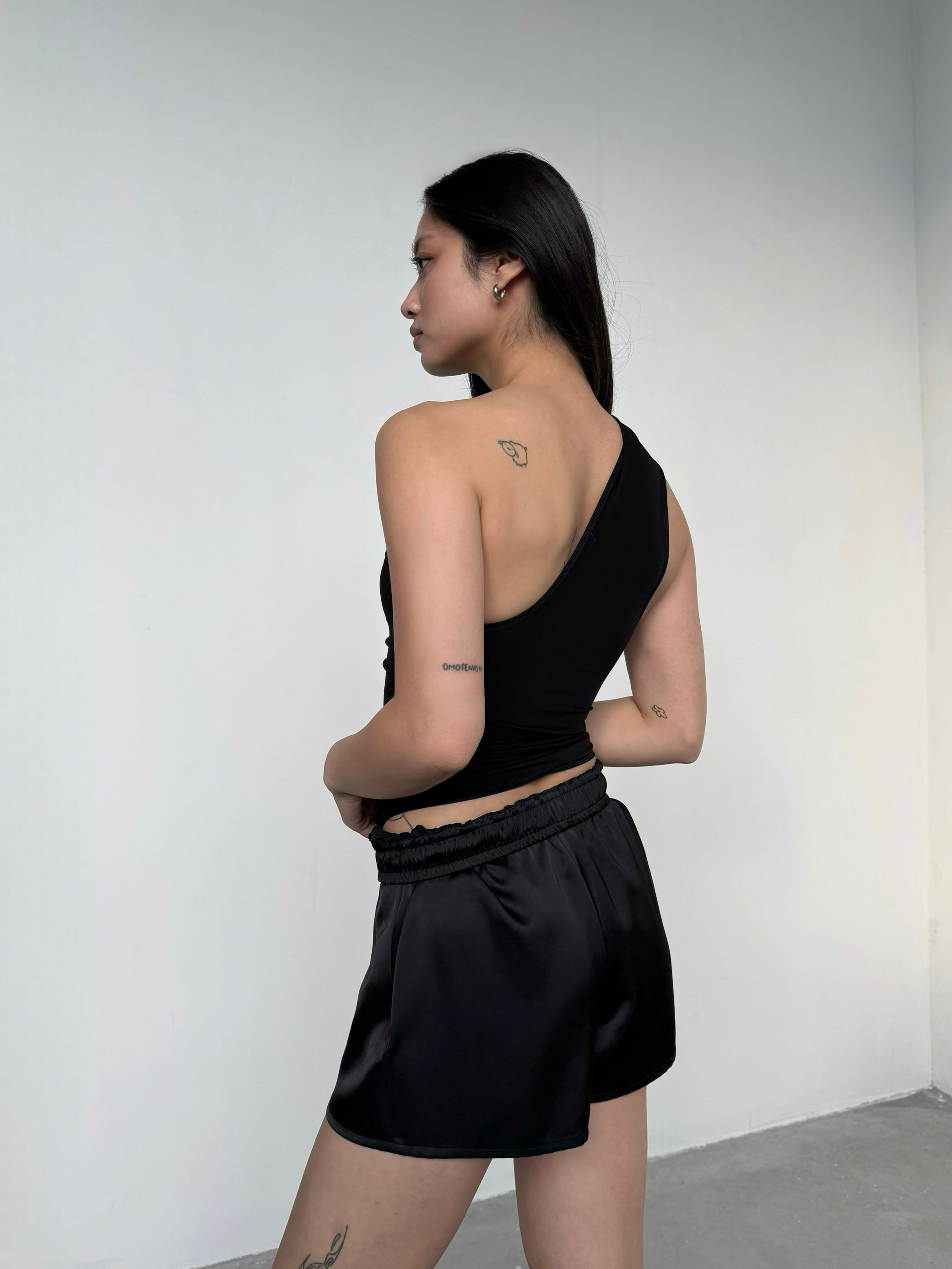 SINGLE-SHOULDER TOP