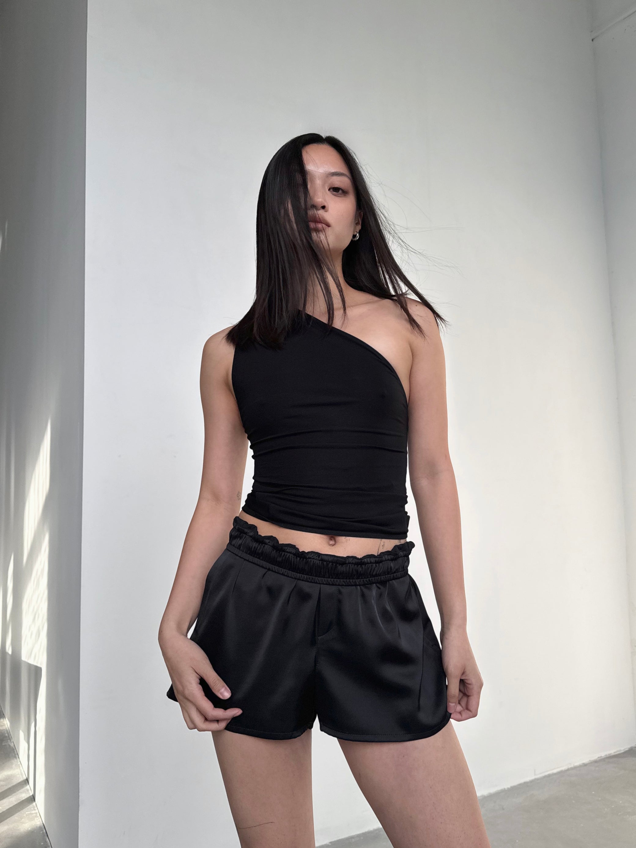 SINGLE-SHOULDER TOP