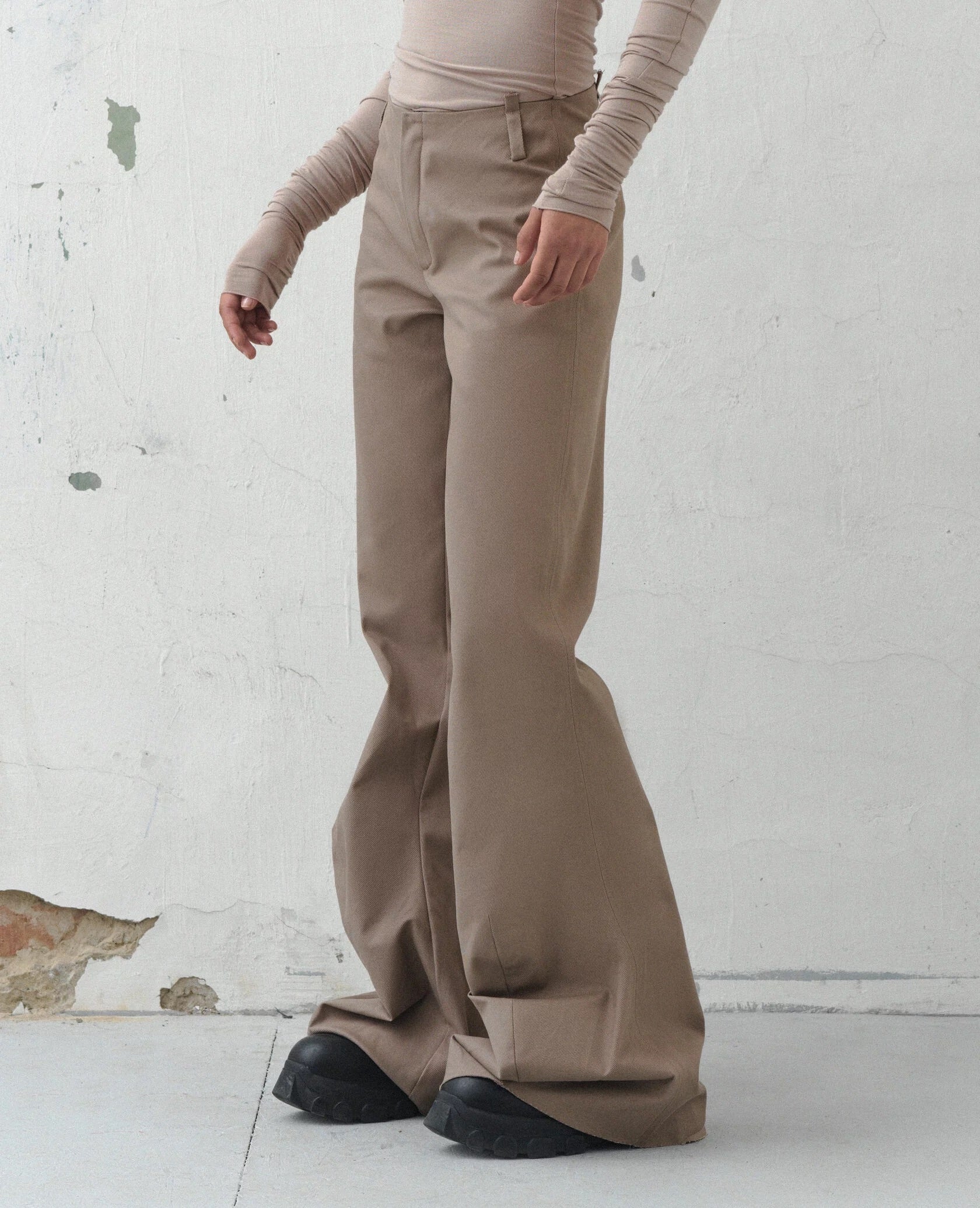 DRAPED PANTS IN DUST BEIGE