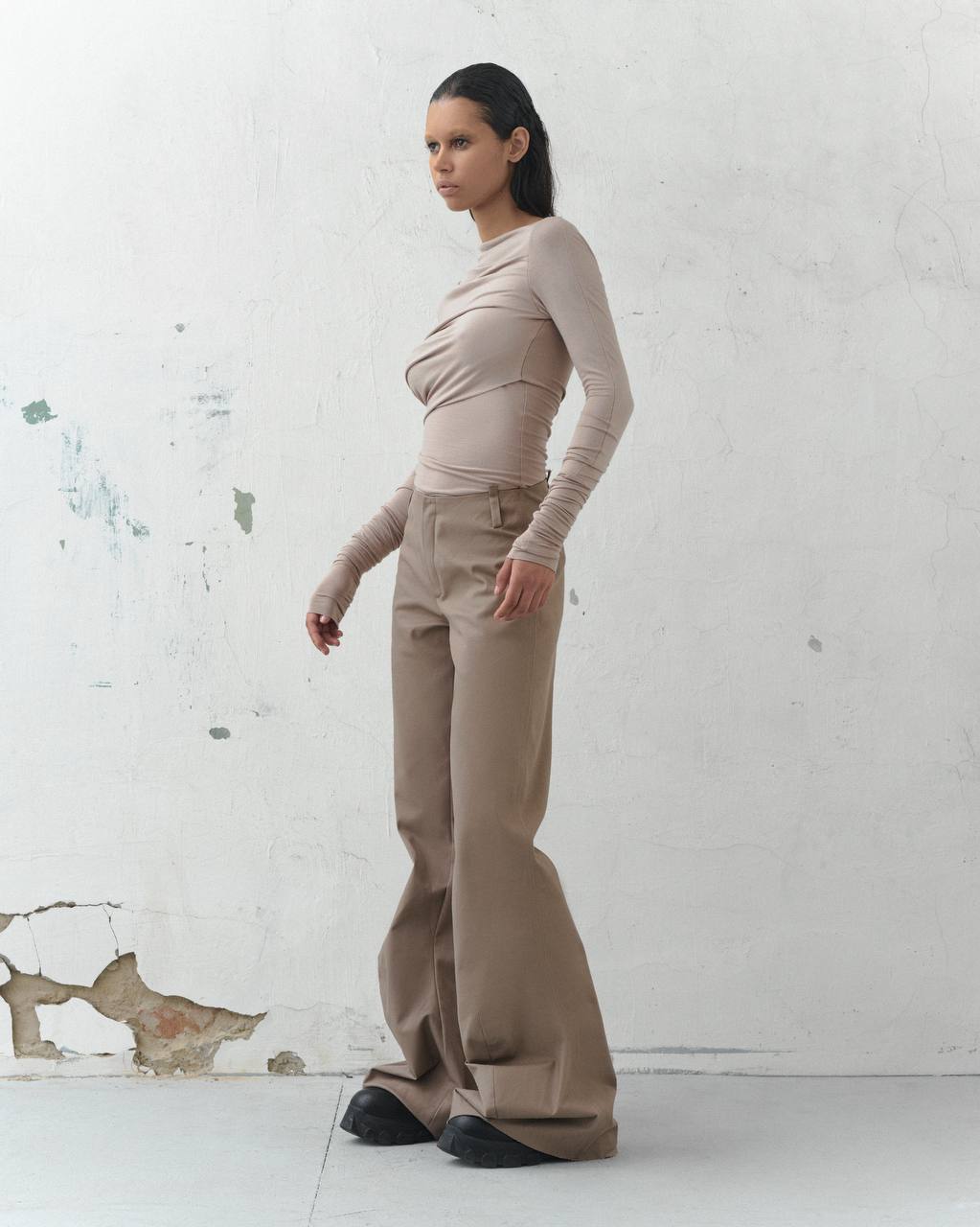 DRAPED PANTS IN DUST BEIGE