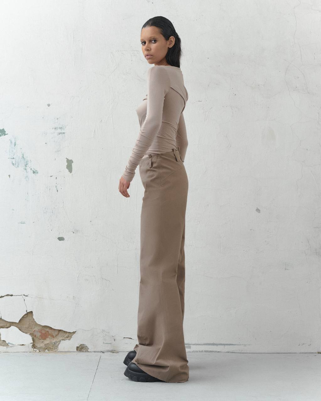 DRAPED PANTS IN DUST BEIGE