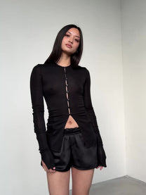 BUTTONED LONGSLEEVE IN BLACK